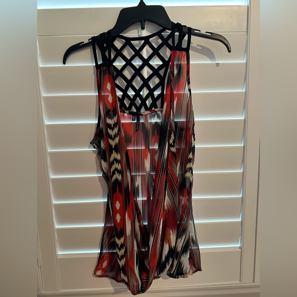 Like new condition beautiful top, worn once. Size small from Maurice’s.